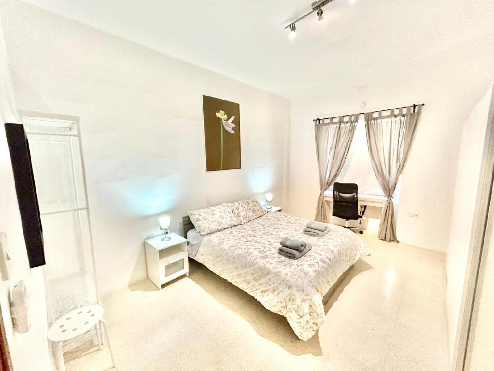 St Julians - Balluta Bay Large 3 Bedroom Apartment Sliema Ngoại thất bức ảnh
