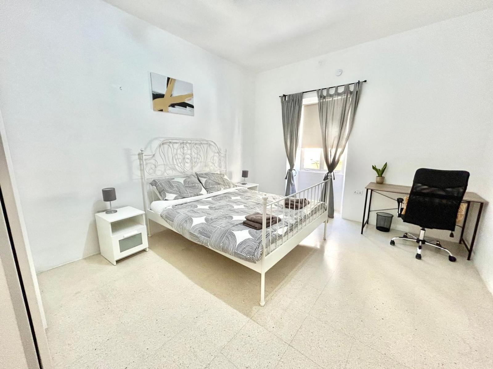 St Julians - Balluta Bay Large 3 Bedroom Apartment Sliema Ngoại thất bức ảnh