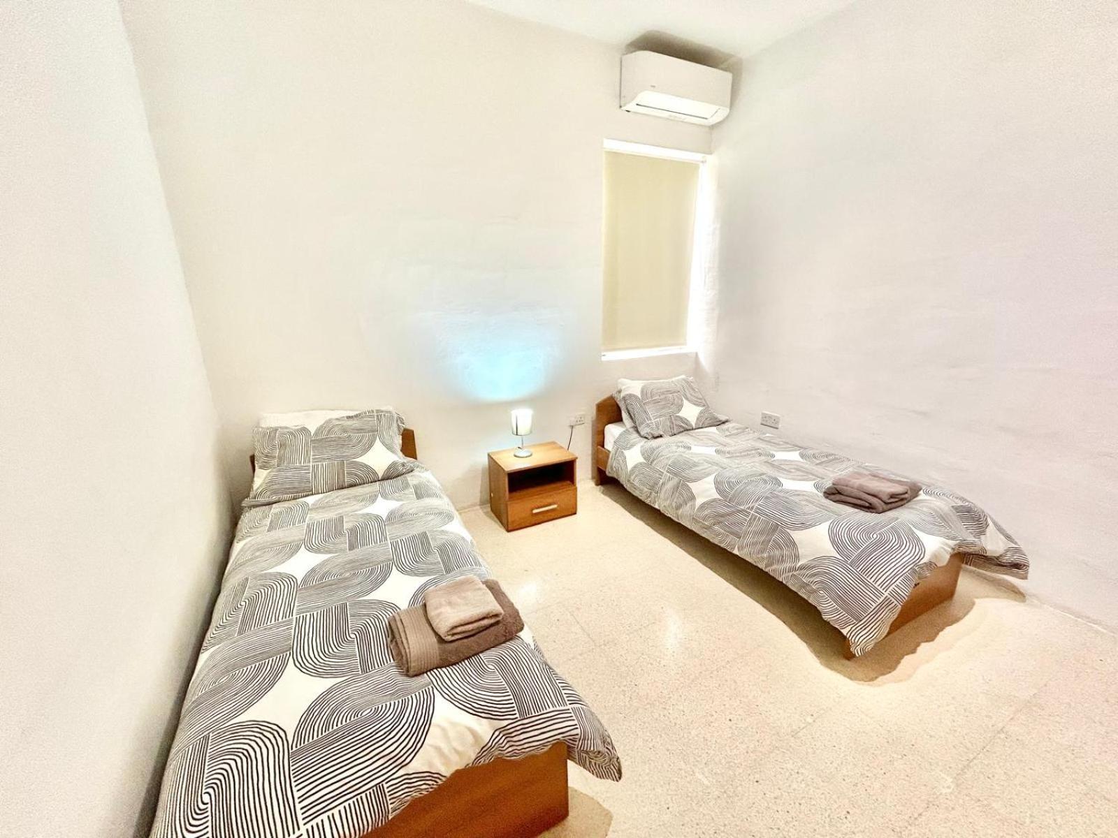 St Julians - Balluta Bay Large 3 Bedroom Apartment Sliema Ngoại thất bức ảnh
